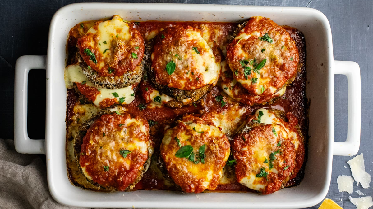 طرز تهیه بادمجان با پنیر پارمسان، غذایی مدیترانه‌ای با فر و بدون آن