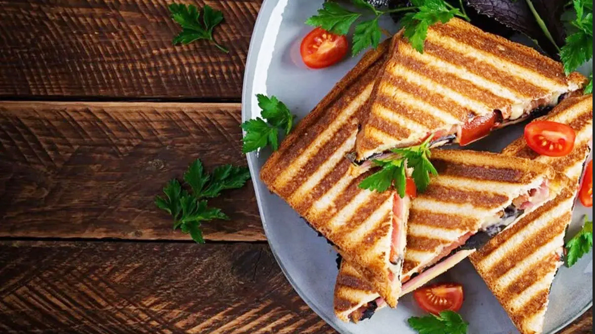 طرز تهیه اسنک پیتزایی خوش عطر و بو با طعم سوسیس و آویشن