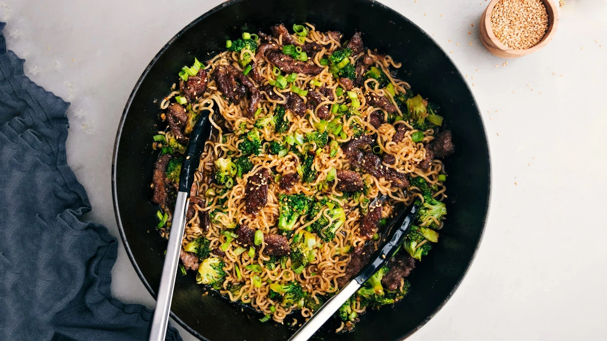 طرز تهیه نودل با گوشت استیکی و گوشت چرخ کرده با ۲ سس