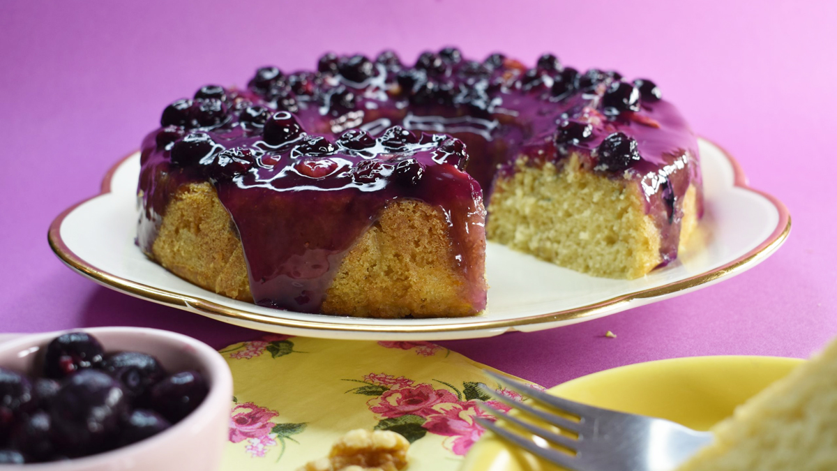 طرز تهیه کیک بلوبری نرم و خوش‌عطر با دستور مرحله‌ به‌ مرحله + فوت‌ و فن