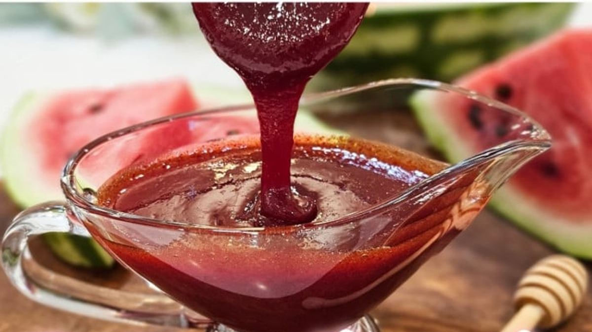 طرز تهیه شیره هندوانه خانگی با شیرین کننده طبیعی برای دسر و صبحانه