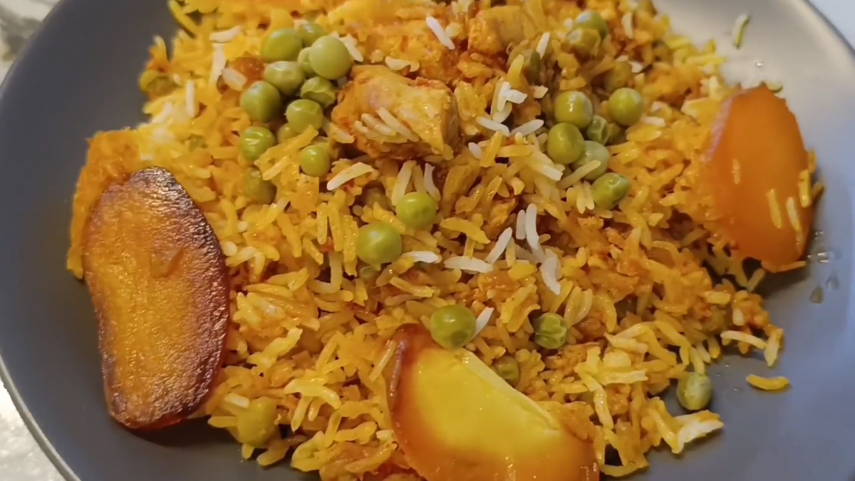 طرز تهیه نخود پلو با مرغ با نخود سبز همراه فوت و فن پخت