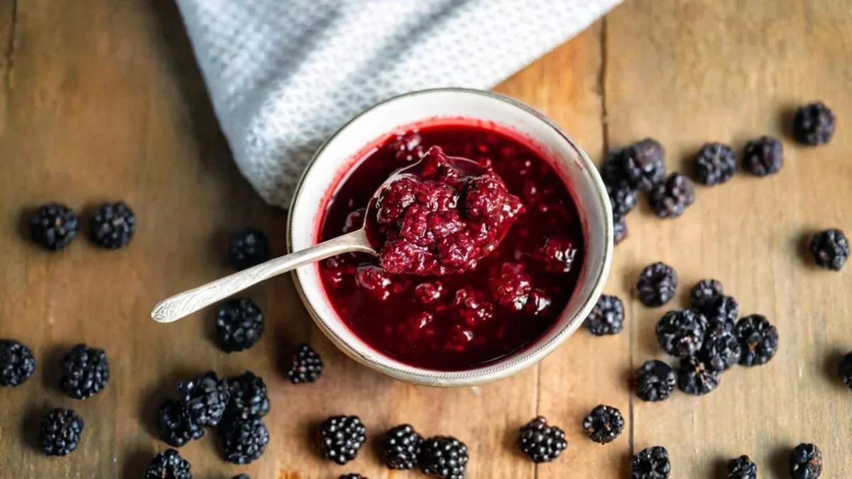 طرز تهیه کمپوت شاه توت خانگی؛ کم‌قند با میوه تازه یا یخ زده