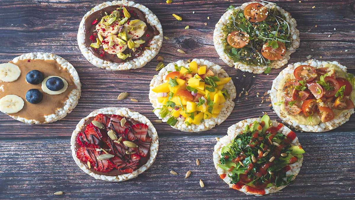 طرز تهیه تاپینگ رایس کیک به ۱۲ روش برای صبحانه، میان‌وعده و شام