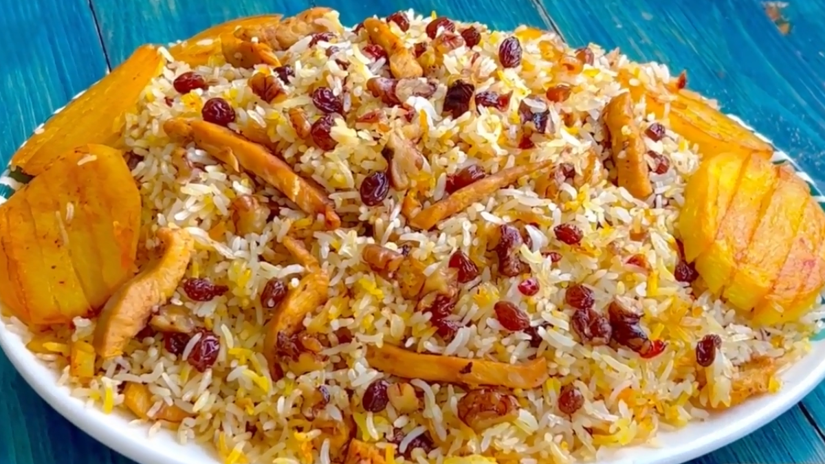 طرز تهیه کشمش پلو مجلسی با مرغ با نکات و انواع روش‌ها