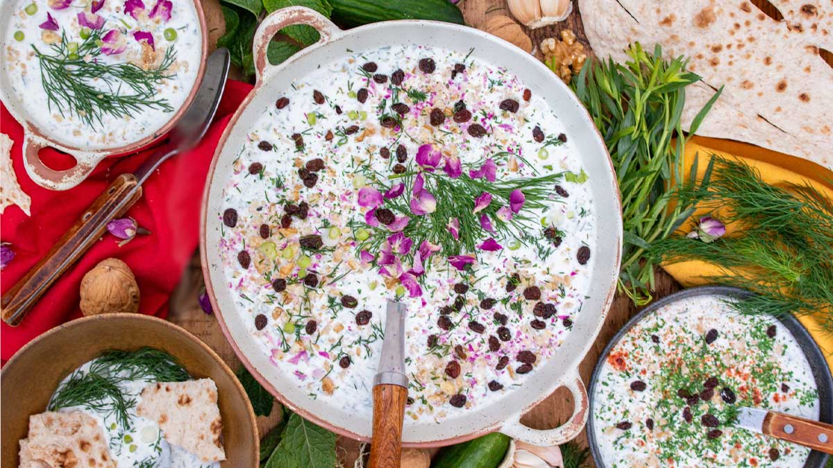 طرز تهیه آبدوغ خیار با سبزی خشک برای روزهای تابستان