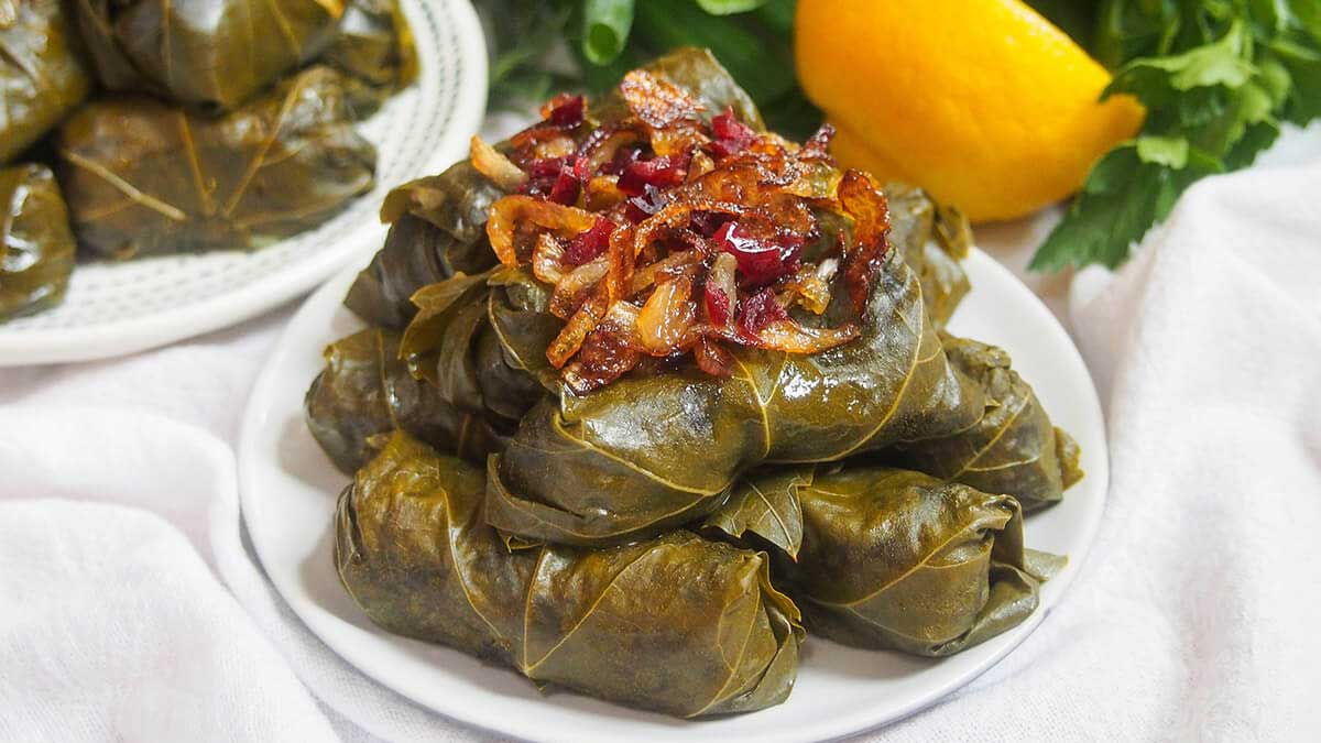 طرز تهیه دلمه برگ بدون لپه؛ ملس با رب انار