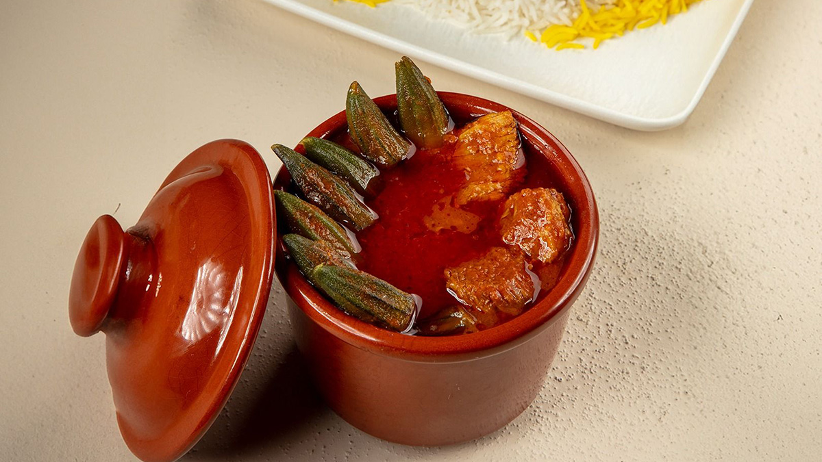 طرز تهیه خورشت بامیه با مرغ + نکاتی برای لزج نشدن بامیه