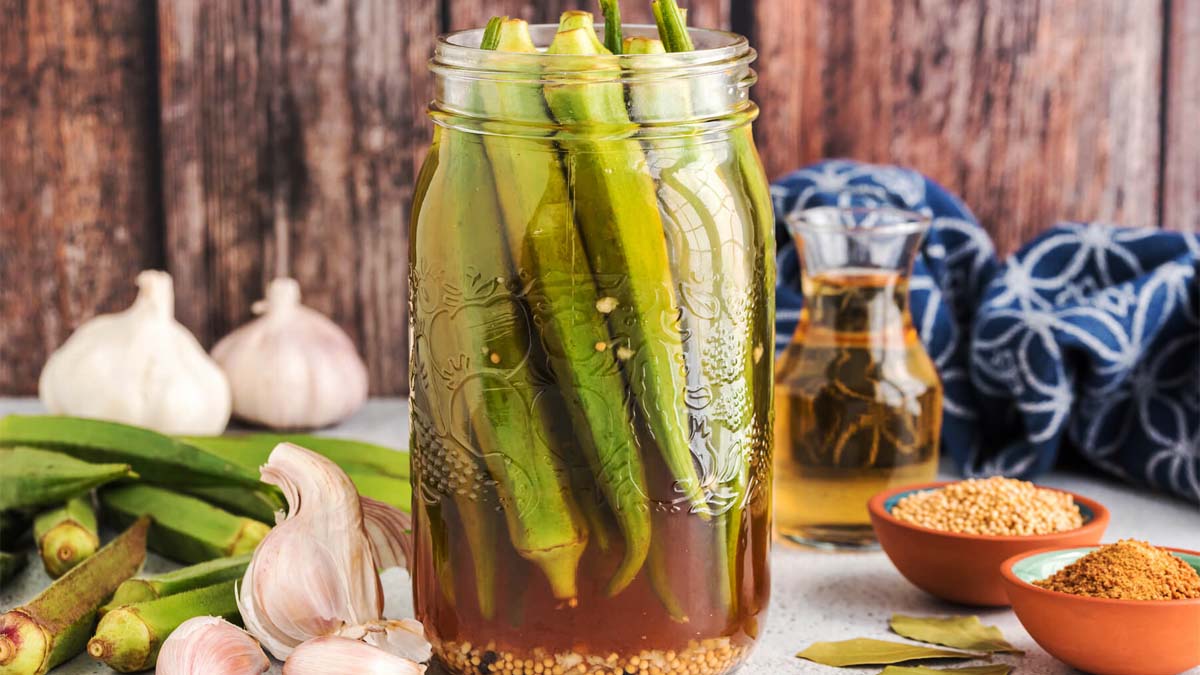 طرز تهیه ترشی بامیه خانگی به ۳ روش: با سرکه، گوجه و رب انار