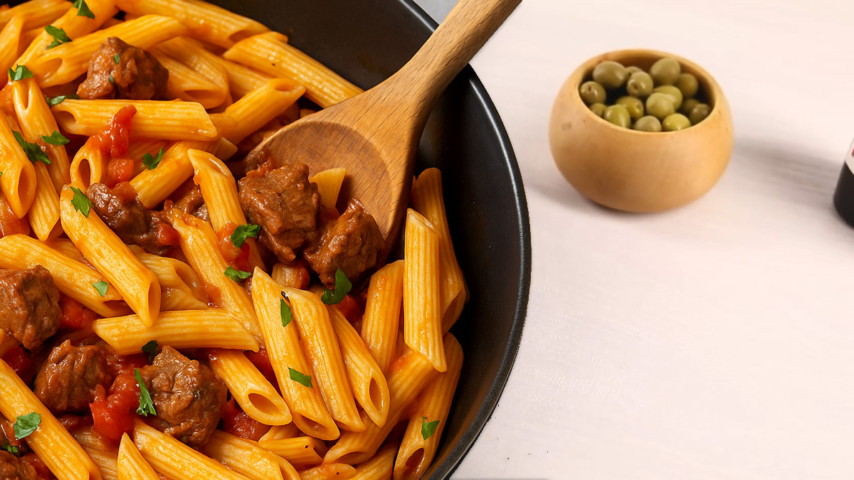 طرز تهیه ماکارونی با گوشت تکه ای و ته‌دیگ سیب‌زمینی