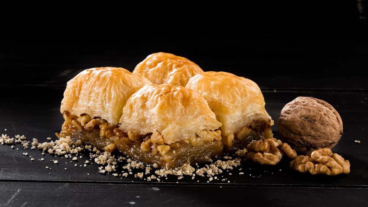طرز تهیه باقلوا گردویی با خمیر فیلو؛ شیرینی مجلسی