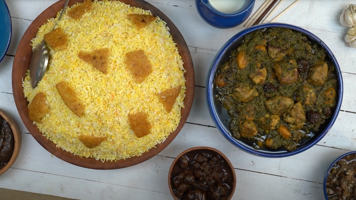 طرز تهیه خورشت آلو اسفناج با رب انار و گردو