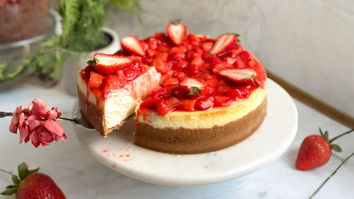 طرز تهیه چیز کیک توت فرنگی با روش بن ماری