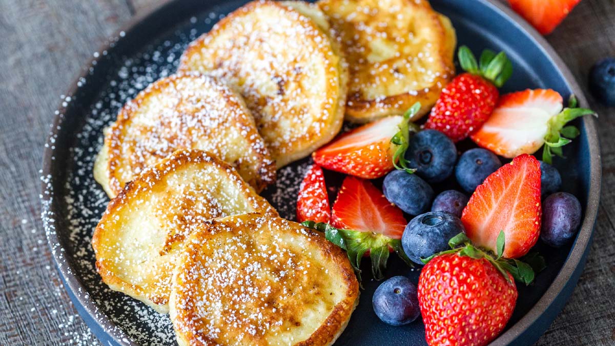 طرز تهیه پنکیک برای ۱۲ نفر؛ با دو دستور ساده و خوشمزه