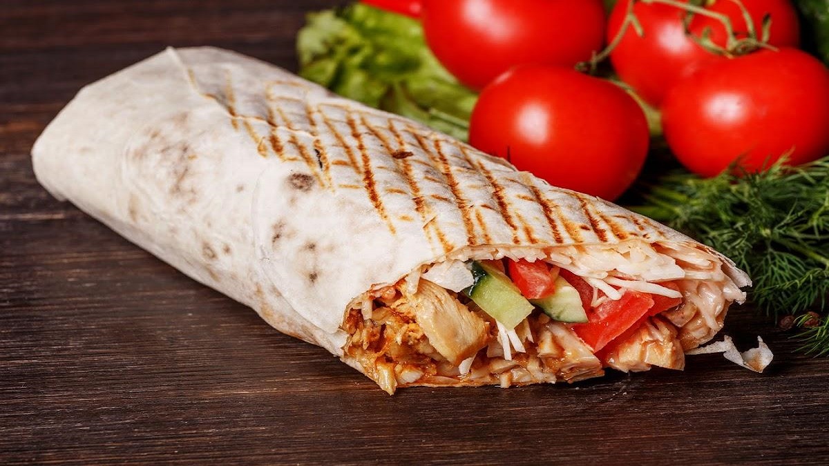 طرز تهیه شاورما مرغ با نان لواش در خانه؛ لذیذ مثل رستوران‌های لبنانی