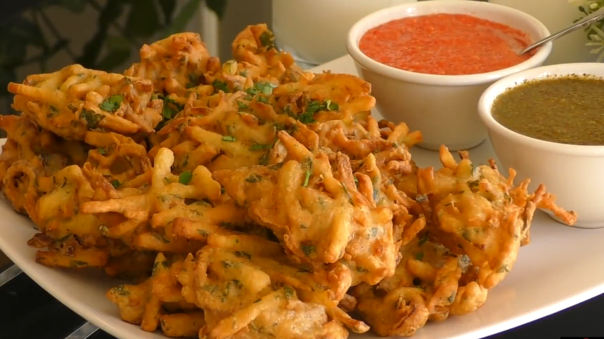 طرز تهیه پکوره با آرد نخود، اسنک ترد برای عصرانه‌ای متفاوت