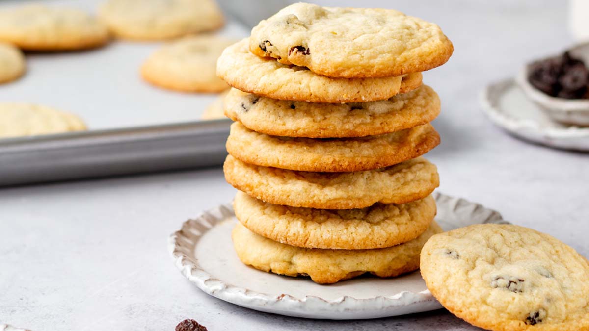 طرز تهیه شیرینی کشمشی نرم بازاری + نکات و ترفندهای طلایی