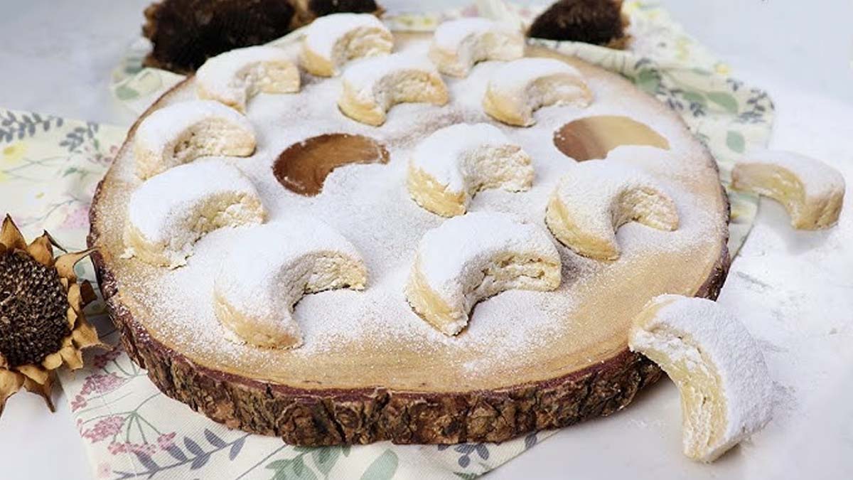 طرز تهیه شیرینی هلالی بادامی با بافت متفاوت؛ مخصوص نوروز