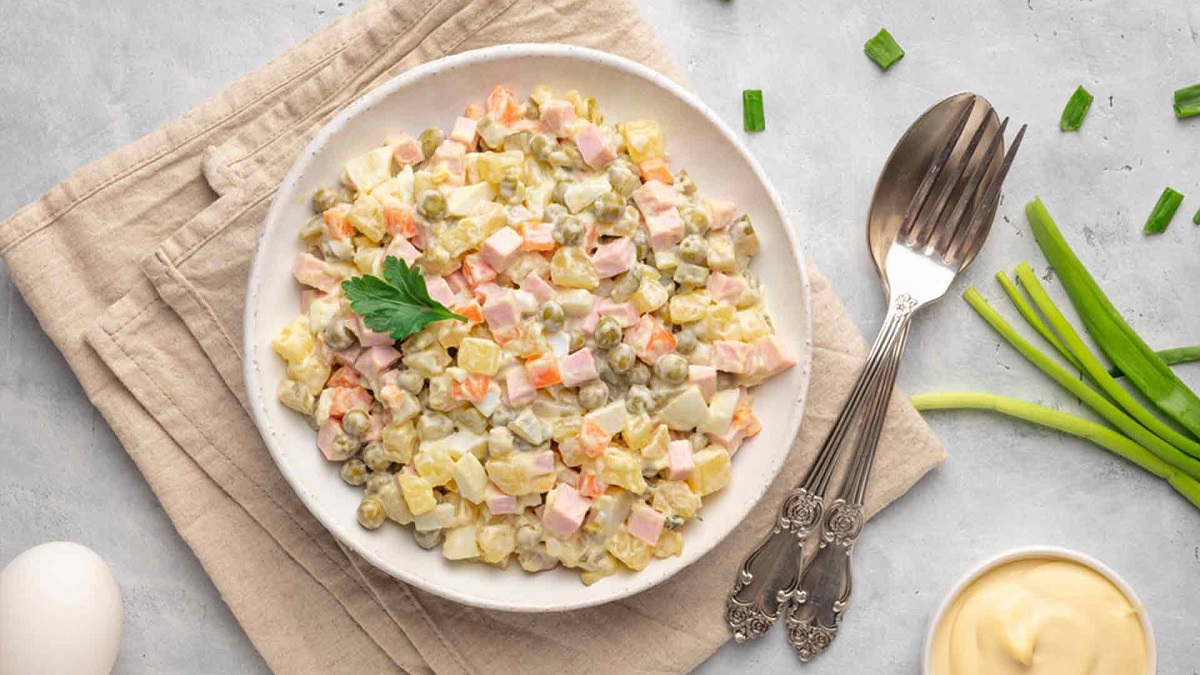 طرز تهیه سالاد الویه بدون تخم مرغ: یک پیش‌غذای سالم