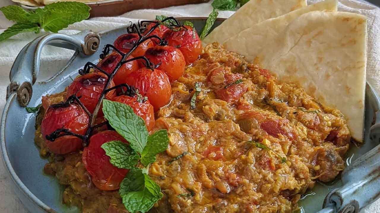 طرز تهیه میرزا قاسمی بدون تخم مرغ برای ۴ نفر