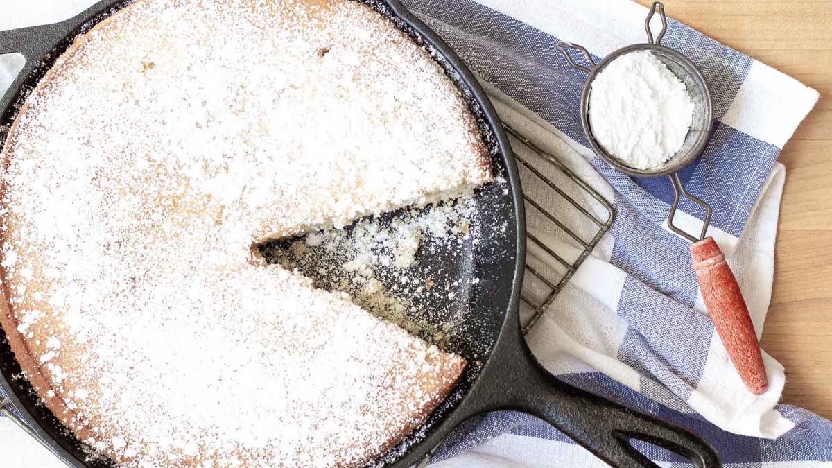 طرز تهیه کیک ماهیتابه ای بدون شیر ساده، فوری و خوشمزه