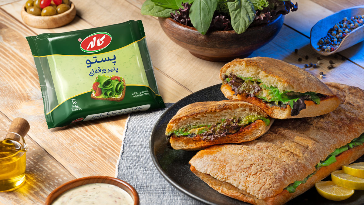 طرز تهیه پنینی مرغ با سس پستوی و گوجه خشک