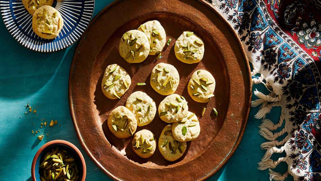 طرز تهیه شیرینی پفکی گردویی بدون فر با تمام نکات