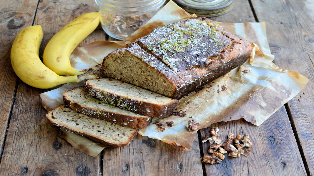 طرز تهیه کیک موز و گردو با و بدون فر با پف عالی