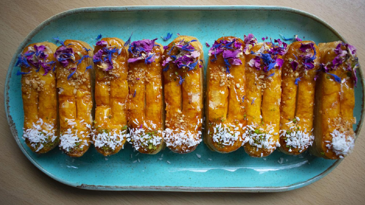 طرز تهیه شیرینی زبان با خمیر یوفکا با فوت و فن های قنادی