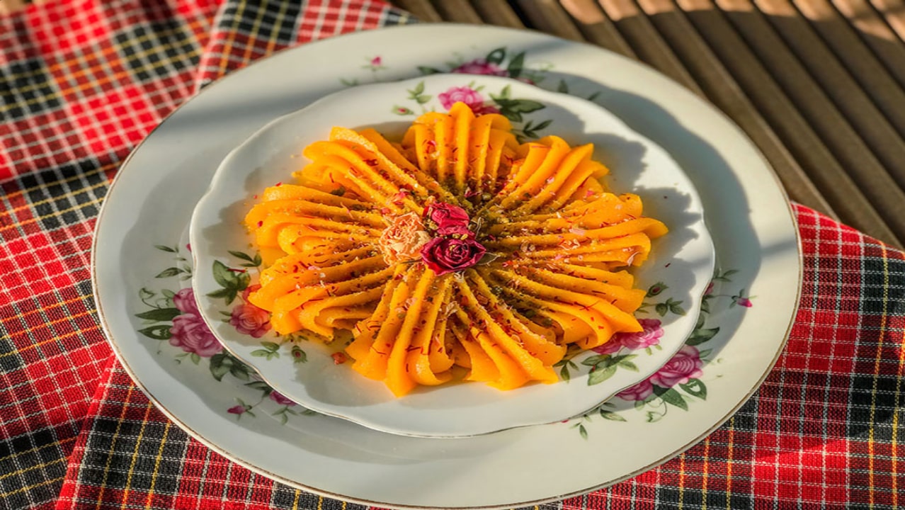 طرز تهیه حلوا زعفرانی با آرد سفید – خوشمزه و مجلسی