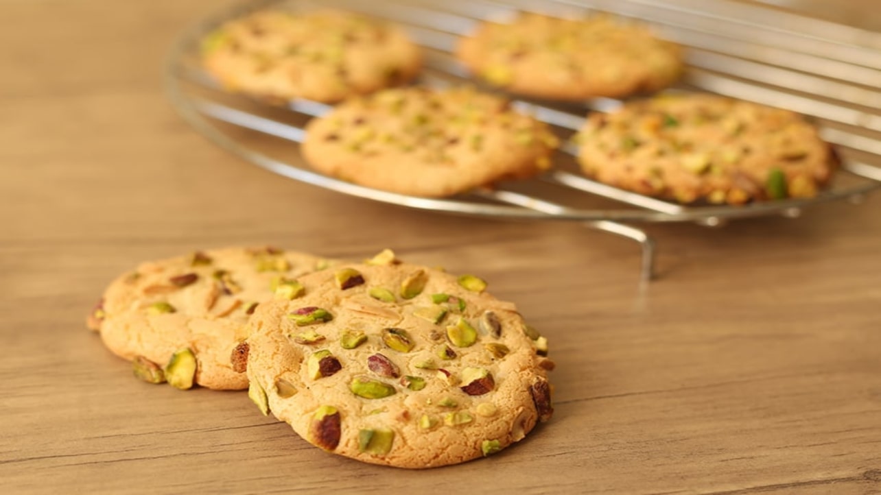 طرز تهیه شیرینی قرابیه گردویی با پیمانه در حد قنادی