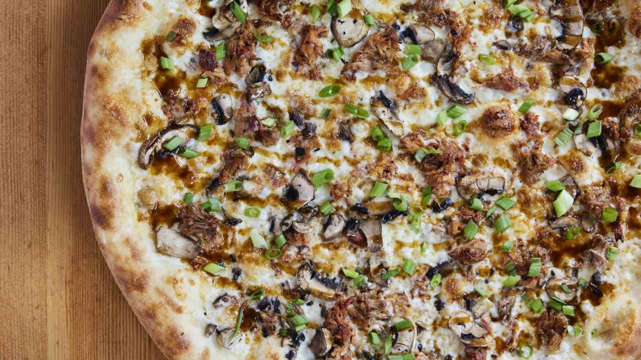 طرز تهیه پیتزا گوشت و قارچ به سبک رستورانی با طعم عالی