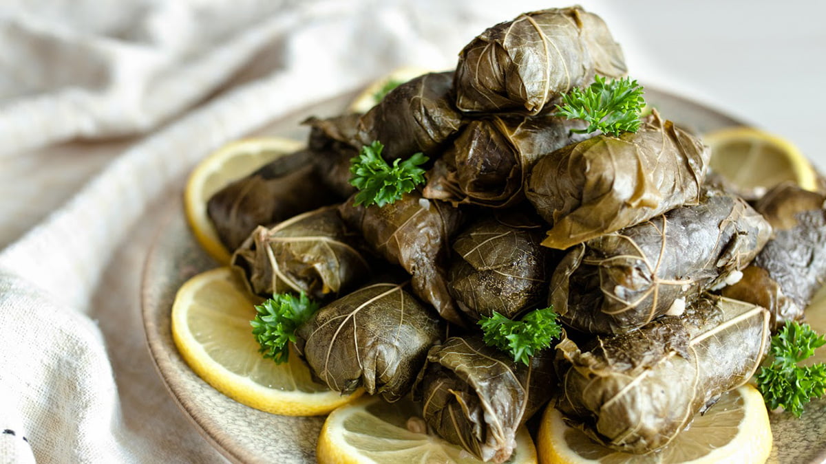 طرز تهیه دلمه برگ مو بدون گوشت به ۲ روش ویژه گیاهخواران