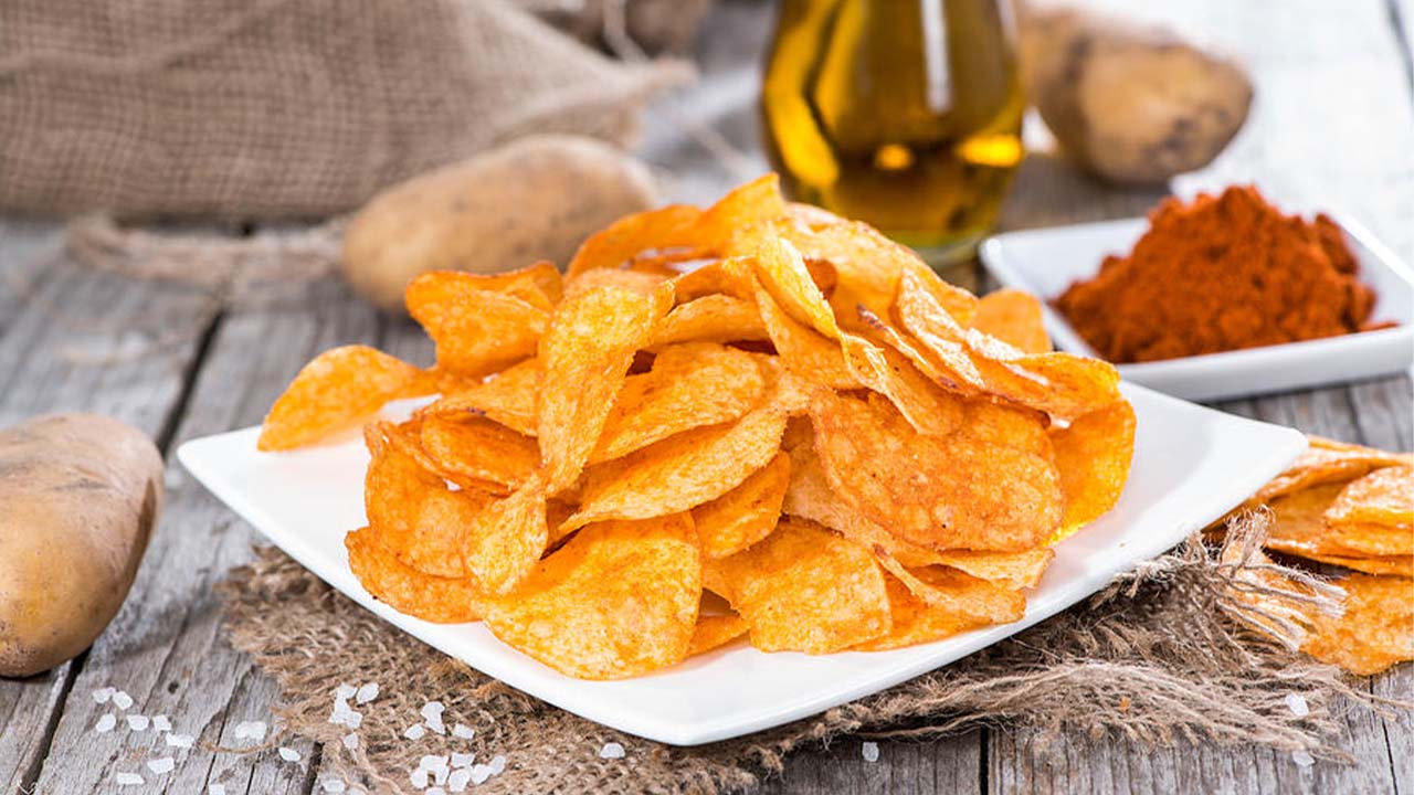 طرز تهیه چیپس خانگی سرکه ای ترد و خوشمزه به سبک بازاری و آسان