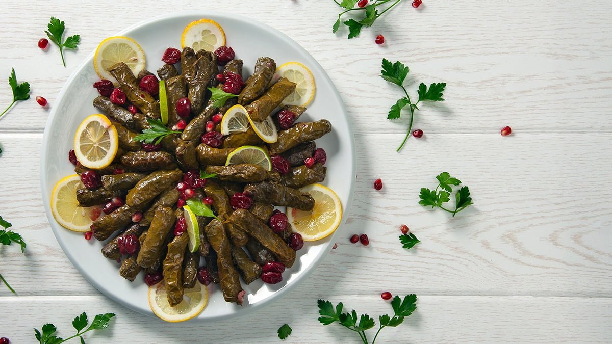 طرز تهیه دلمه برگ مو ملس مجلسی و خوشمزه + چاشنی های مهم