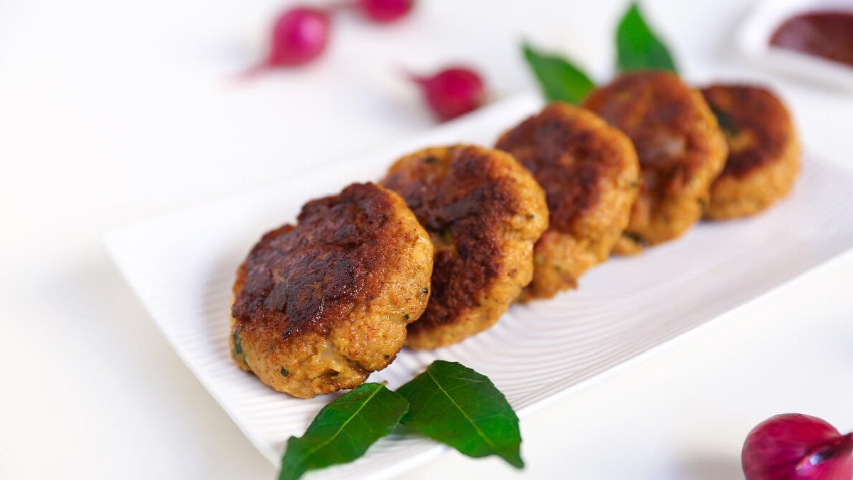 طرز تهیه کتلت مرغ با سیب زمینی خام و پخته