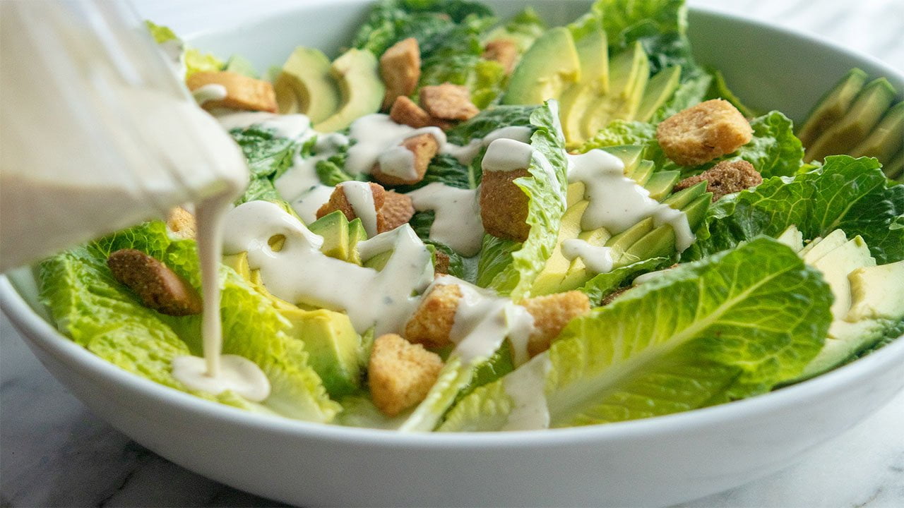 طرز تهیه سالاد سزار رژیمی خوشمزه بهتر از رستوان + سس مخصوص