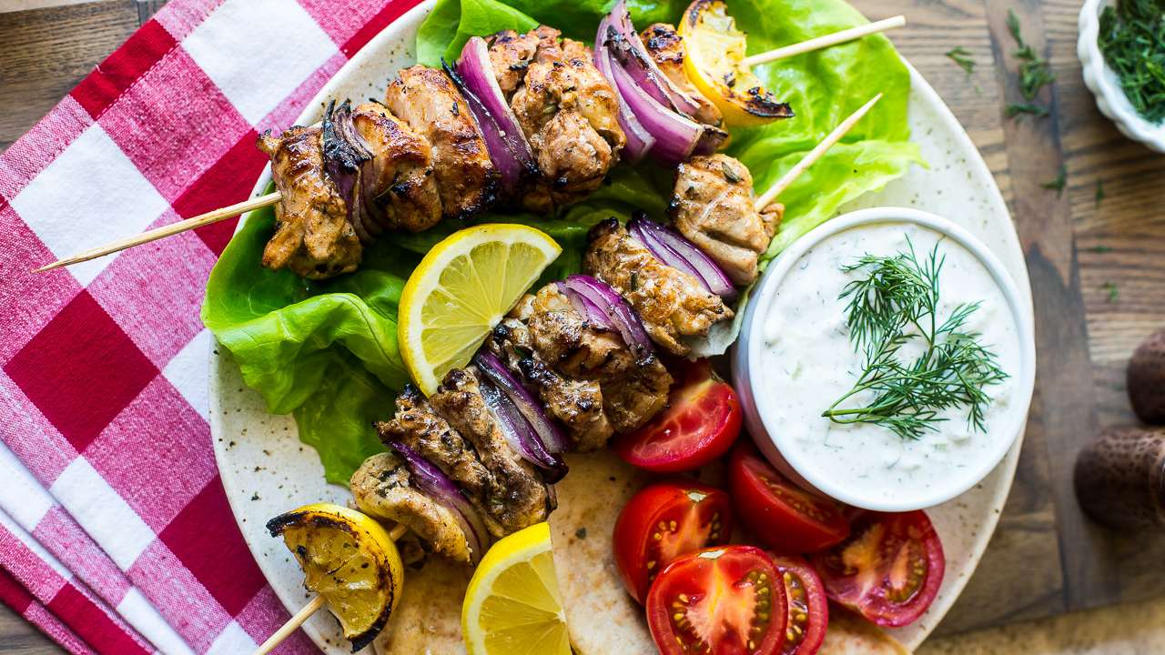 طرز تهیه کباب ترکی با مرغ به سبک رستورانی خوشمزه با سس مخصوص