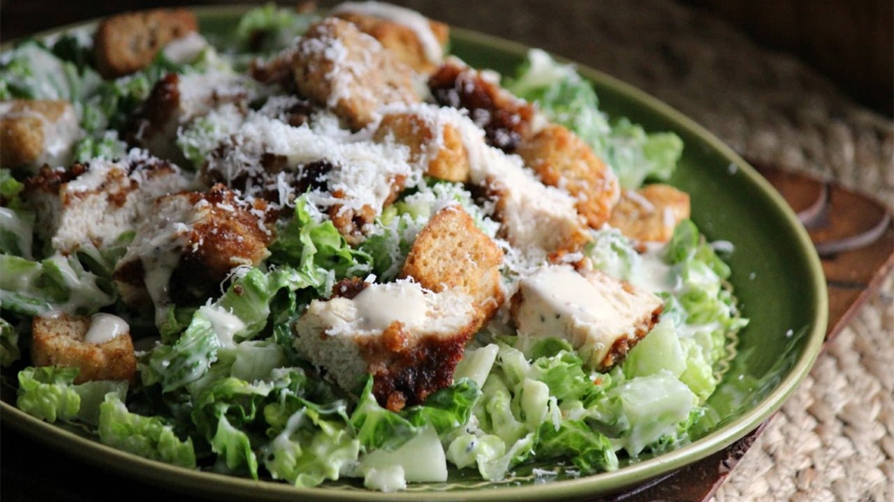 طرز تهیه سالاد سزار با مرغ به سبک رستورانی – ساده و خوشمزه