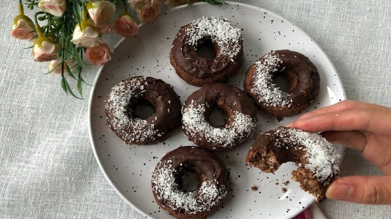 طرز تهیه دونات شکلاتی بازاری و پفکی – با فر و بدون فر