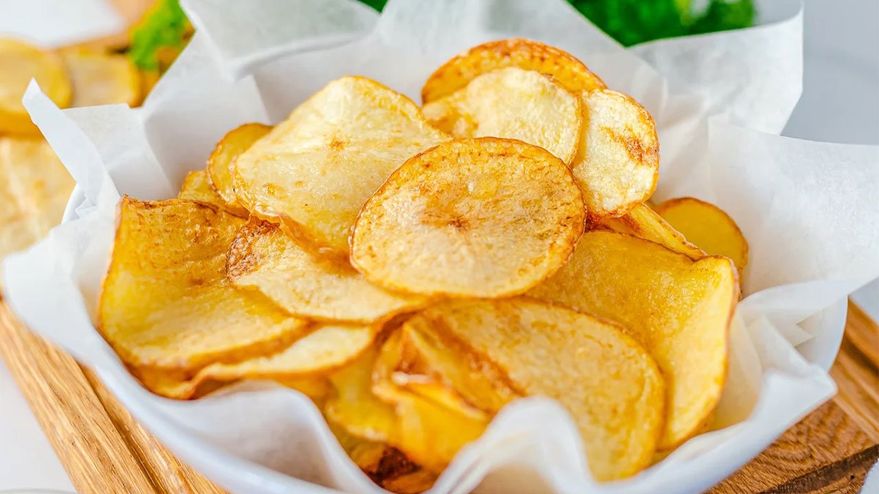 طرز تهیه چیپس خانگی نمکی ترد و خوشمزه، سریع و آسان