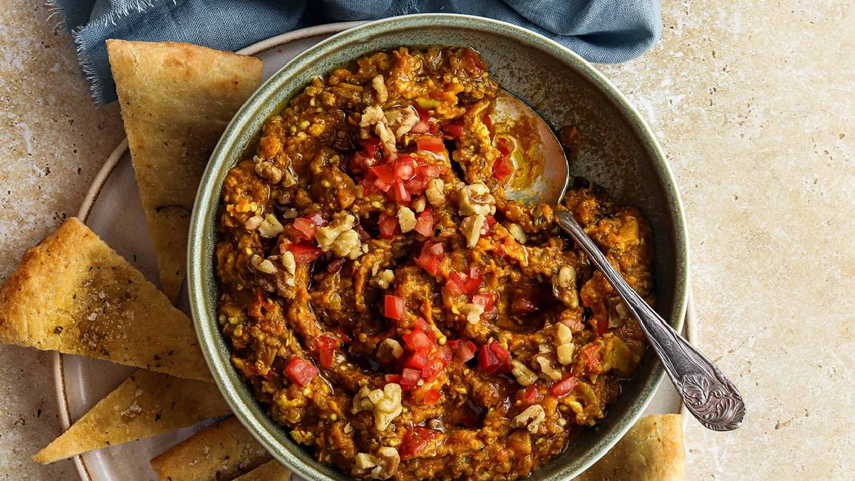 طرز تهیه میرزا قاسمی با گردو ؛ یک پیش غذا خوشمزه گیاهی