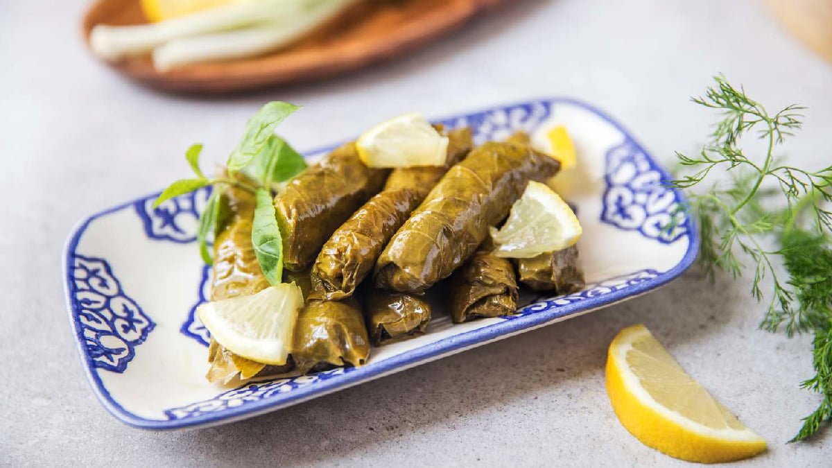 طرز تهیه دلمه برگ مو شیرازی اصیل مجلسی به ۲ روش