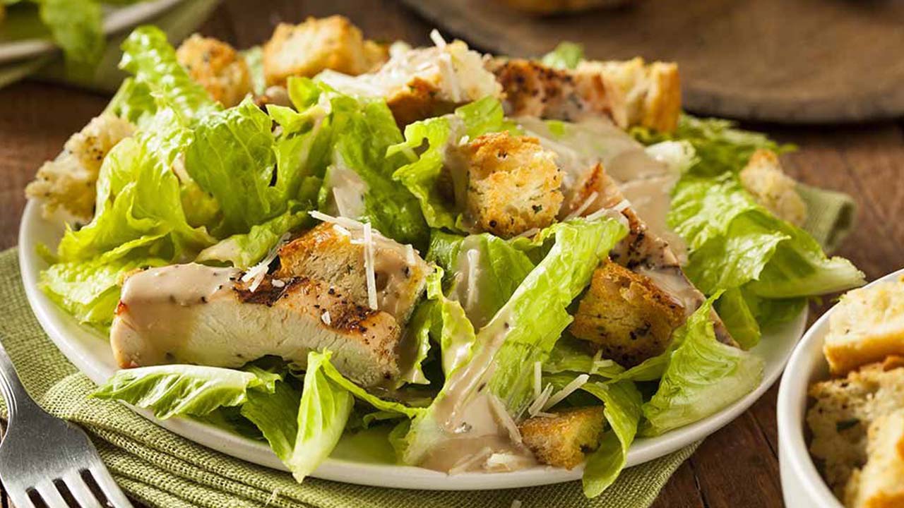 طرز تهیه سالاد سزار خانگی خوشمزه به سبک رستورانی