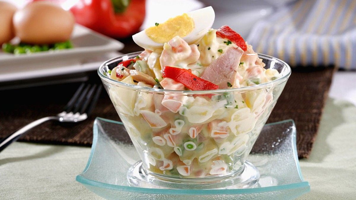 طرز تهیه سالاد ماکارونی با سیب زمینی بی‌ نهایت خوشمزه و آسان