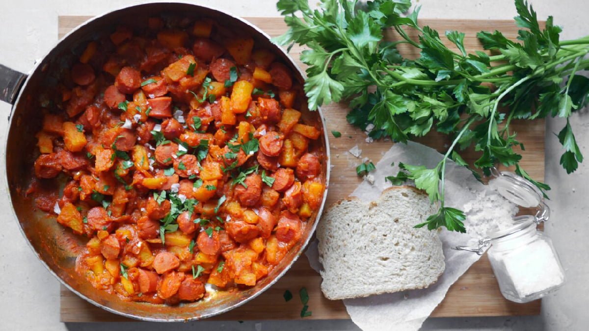 طرز تهیه سوسیس بندری با سیب زمینی آب پز، سرخ کرده و پخته