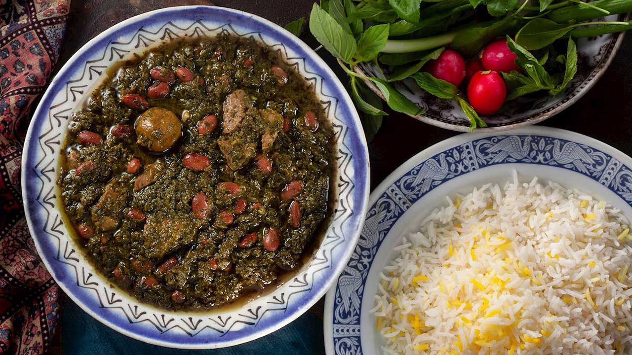 طرز تهیه خورشت قورمه سبزی مجلسی جا افتاده و روغن انداخته