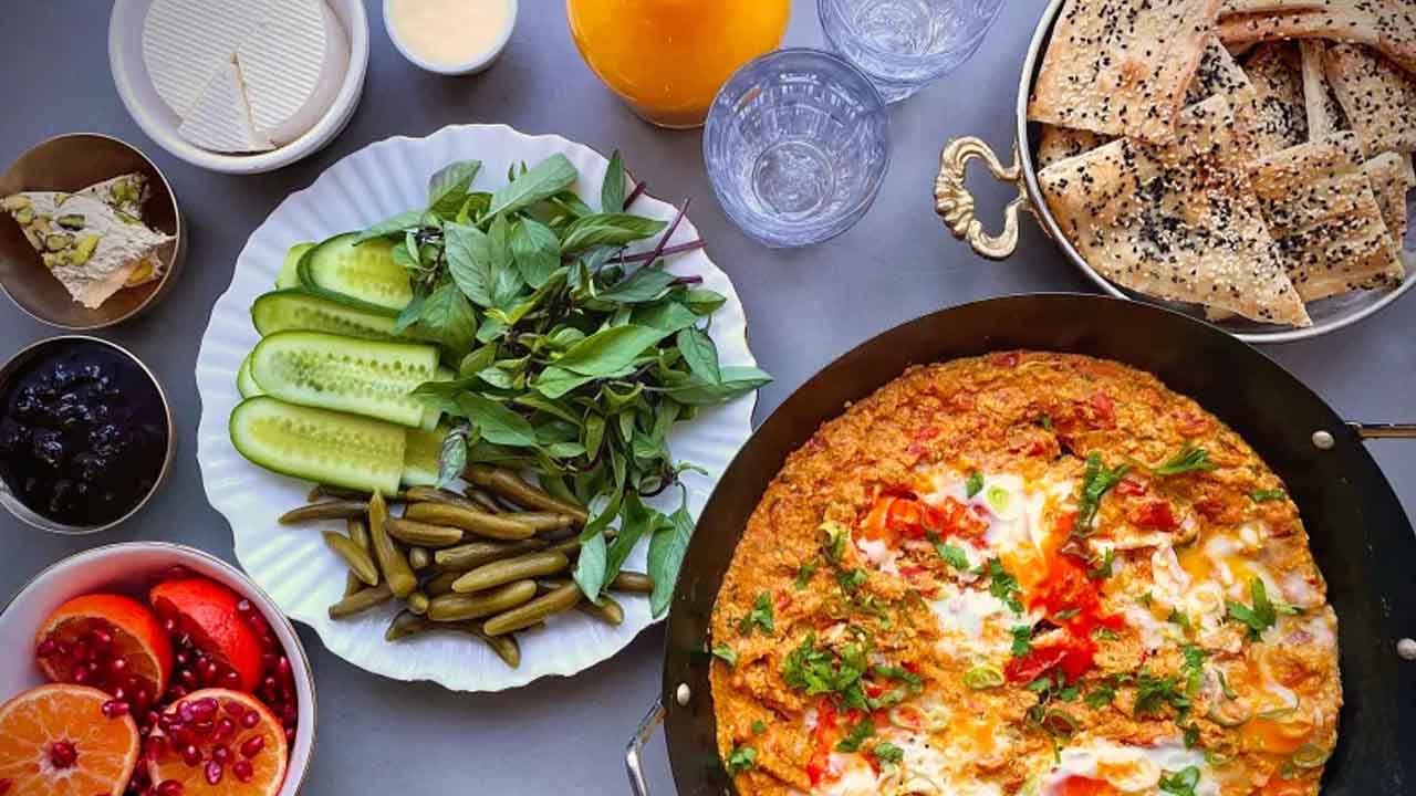 طرز تهیه املت با گوجه رنده شده به سبک قهوه خانه – فوری و آسان