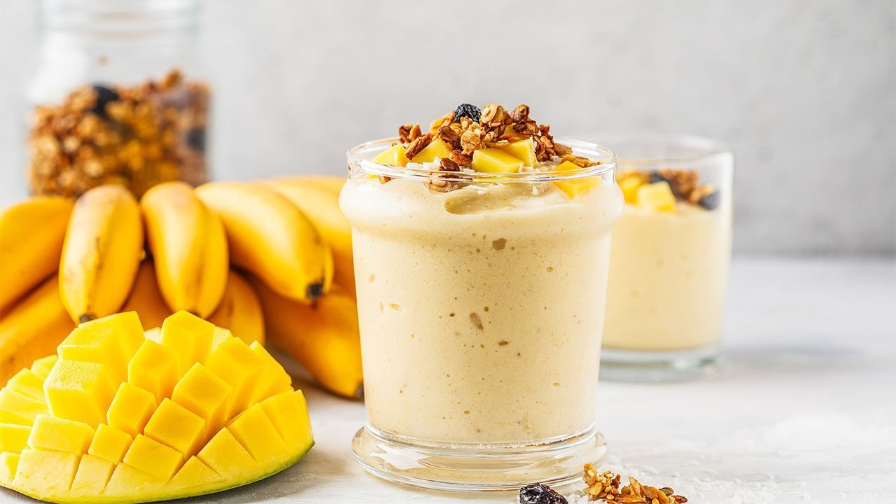 طرز تهیه اسموتی انبه تابستانی با شیر و بستنی بهتر از کافی شاپ