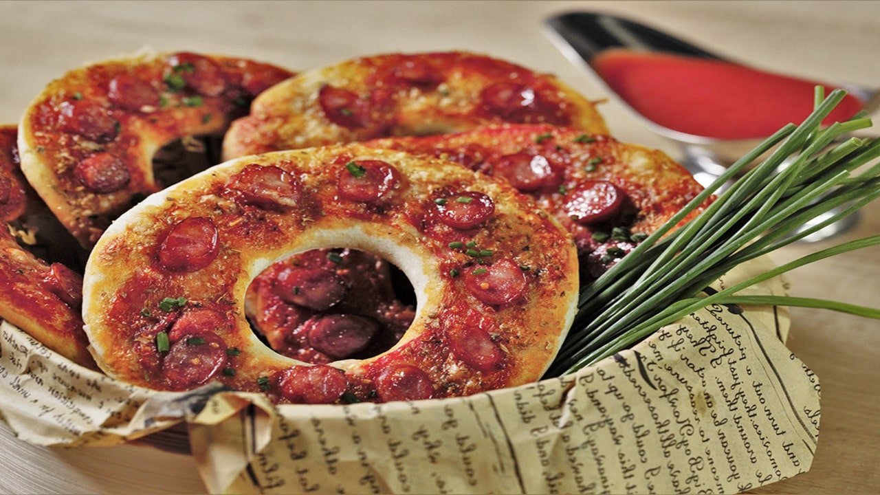 طرز تهیه پیتزا پیراشکی بازاری در خانه با و بدون فر